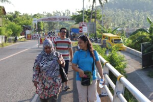 Zannatul កំពុងនិយាយជាមួយបុគ្គលិក Saligan នៅតាមផ្លូវទៅមើលគេហទំព័រ