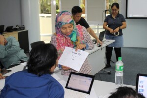 Rachmawatri ធ្វើសកម្មភាពដើម្បីពិភាក្សាអំពីអ្វីដែលនាងបានរៀននៅលើការចូលមើលគេហទំព័ររបស់នាង