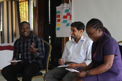 Justus Tsofa, Mahabaleshwar Hegde, និង Fatmata Kanu ចូលរួមក្នុងការពិភាក្សាជាក្រុមកំឡុងពេលបើកសិក្ខាសាលា