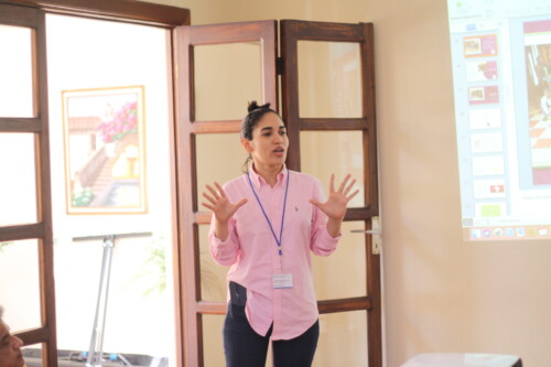 Diana Marcela Villatoro Sánchez មកពី Red de Mujeres Jóvenes de Choluteca ក្នុងប្រទេសហុងឌូរ៉ាស បង្ហាញការងាររបស់អង្គការក្នុងអំឡុងពេលសម័យប្រជុំមួយ។