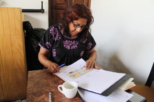 María del Carmen García Jiménez, ពី Escuela para Defensoras en Derechos Humanos y Ambientales Benita Galeana AC, នៅប្រទេសម៉ិកស៊ិក កំពុងអានធនធានផ្លាស់ប្តូរកំឡុងសម័យប្រជុំ