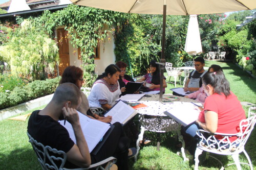 សិក្ខាកាមផ្លាស់ប្តូរការសិក្សាសម្រាប់អាមេរិកកណ្តាល និងម៉ិកស៊ិកអានឯកសារមួយចំនួនក្នុងអំឡុងពេលវគ្គមួយ។