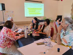 Participantes discutiendo en mesas de trabajo sobre retos y desafíos en el camino de la justicia medioambiental